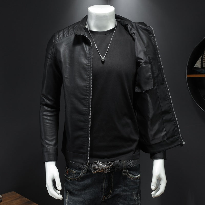 Chaqueta de cuero sintético para hombre con cuello alto y corte ajustado.