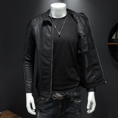 Chaqueta de cuero sintético para hombre con cuello alto y corte ajustado.