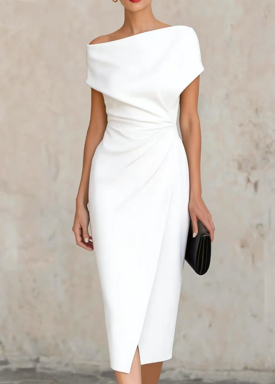 Vestido plisado con cintura y hombros descubiertos