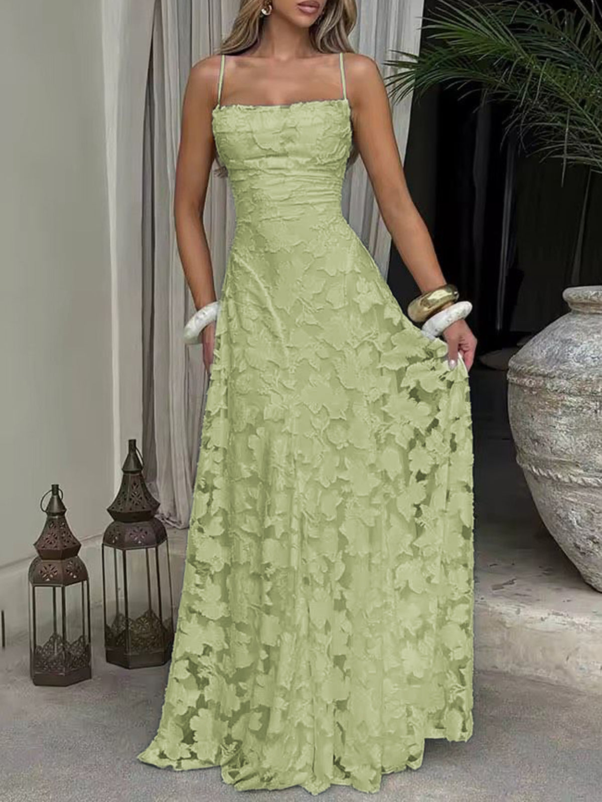 Elegante vestido largo de talle alto con tirantes