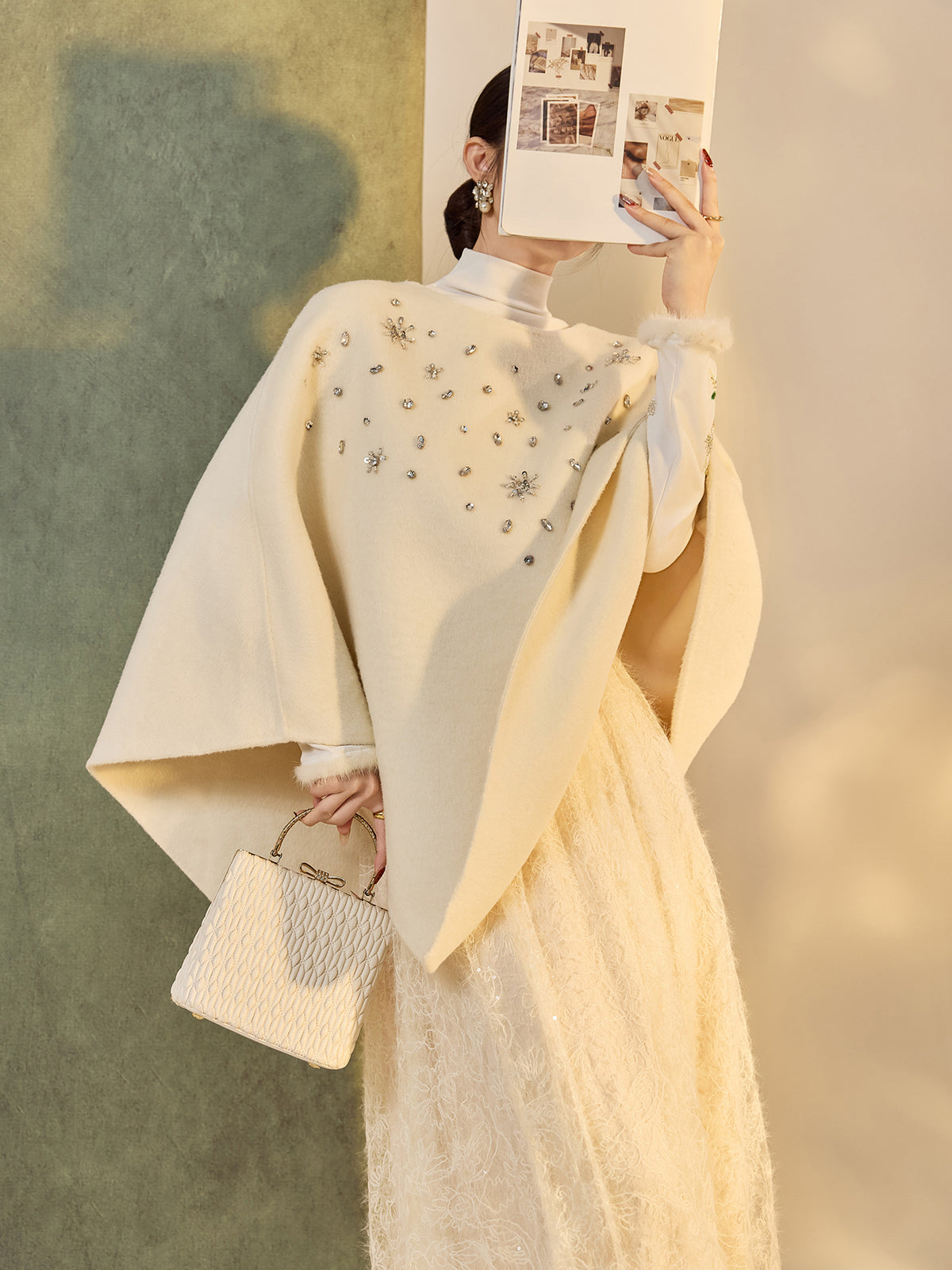 Abrigo de invierno de lana con elegante diseño de cuentas.
