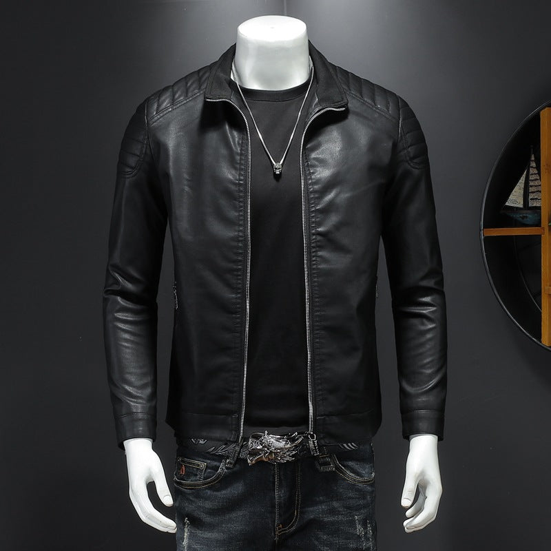 Chaqueta de cuero sintético para hombre con cuello alto y corte ajustado.