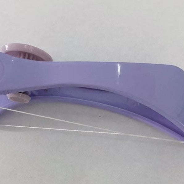 Dispositivo manual de depilación facial con hilo de algodón