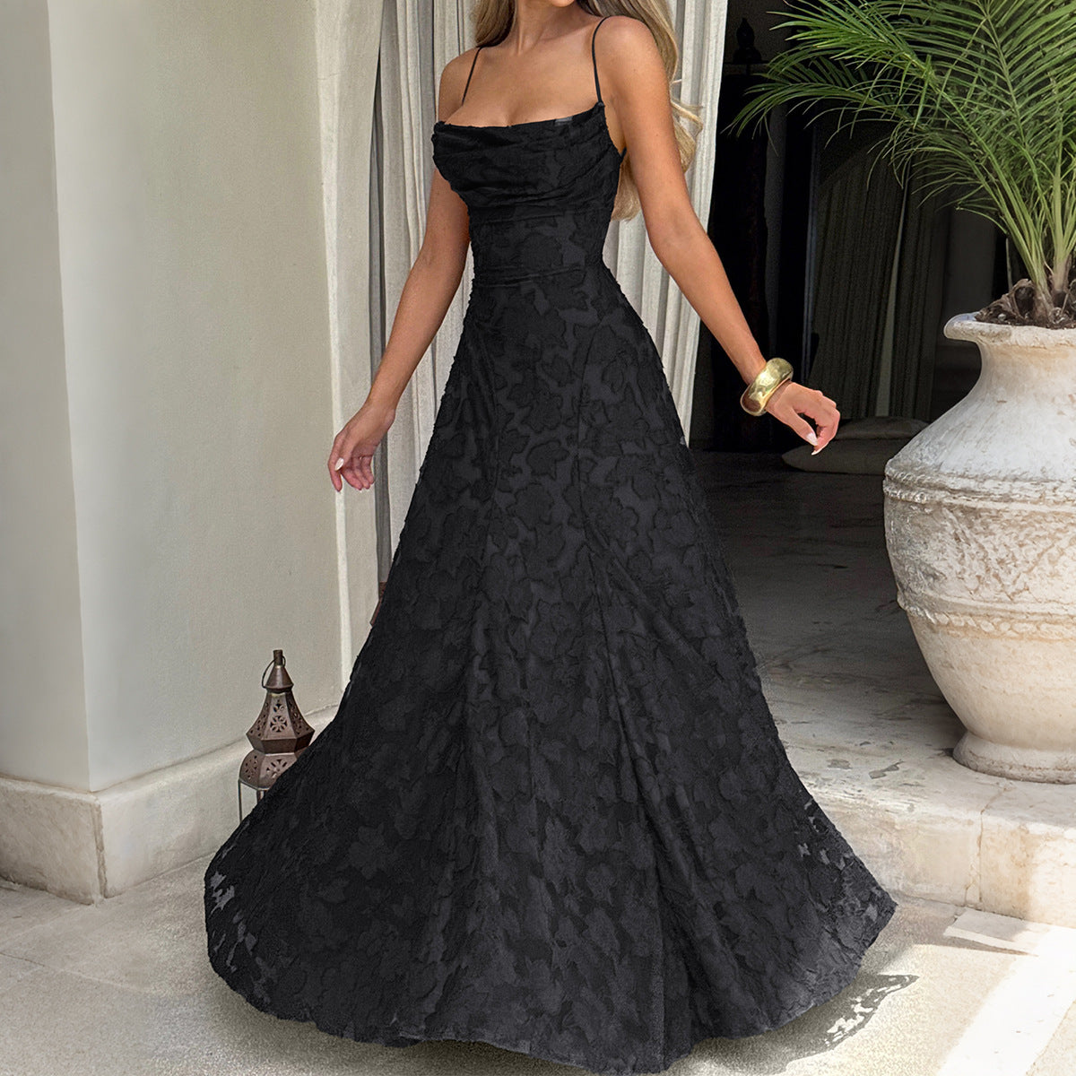 Elegante vestido largo de talle alto con tirantes