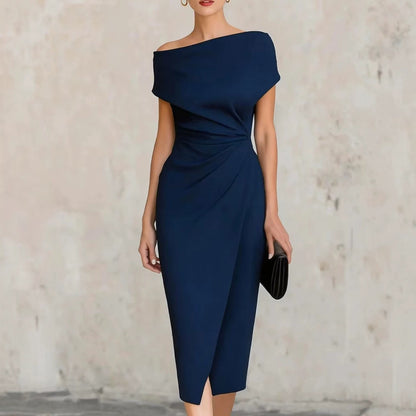 Vestido plisado con cintura y hombros descubiertos