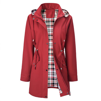Cortavientos impermeable para mujer con forro a cuadros.