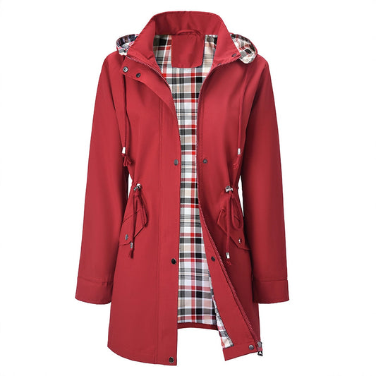 Cortavientos impermeable para mujer con forro a cuadros.
