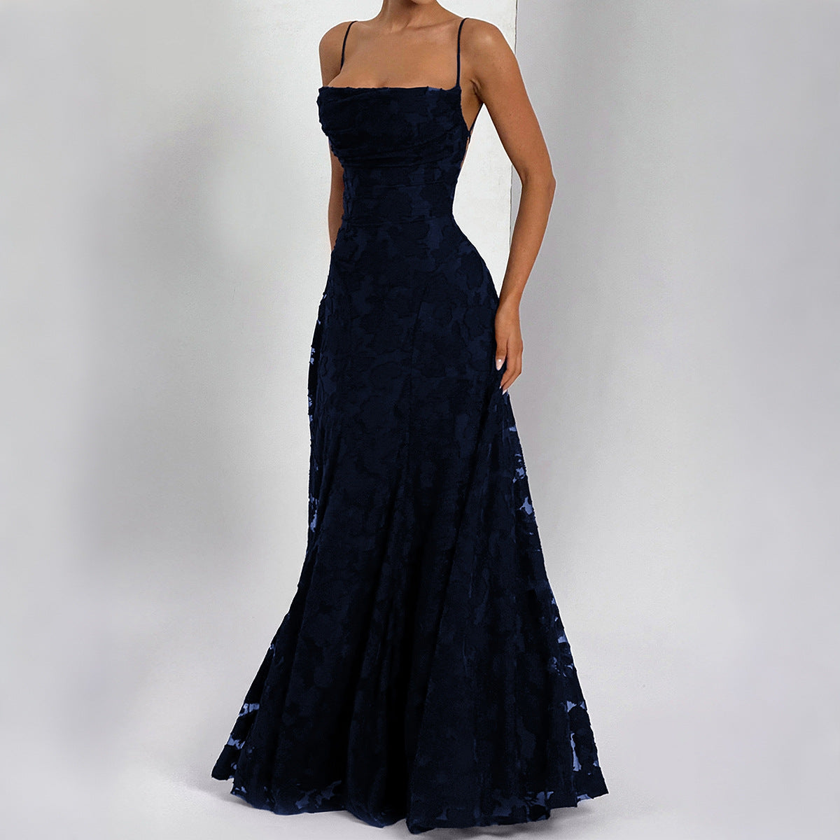 Elegante vestido largo de talle alto con tirantes