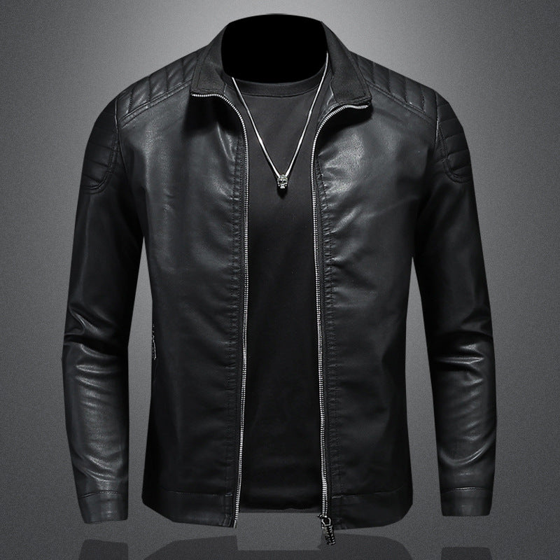 Chaqueta de cuero sintético para hombre con cuello alto y corte ajustado.