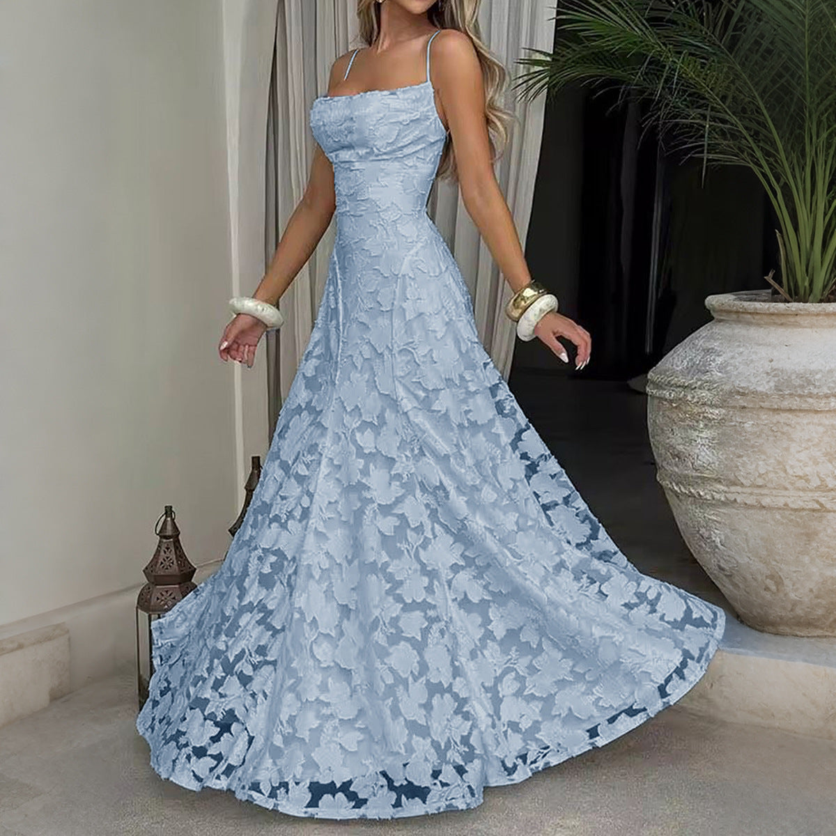 Elegante vestido largo de talle alto con tirantes