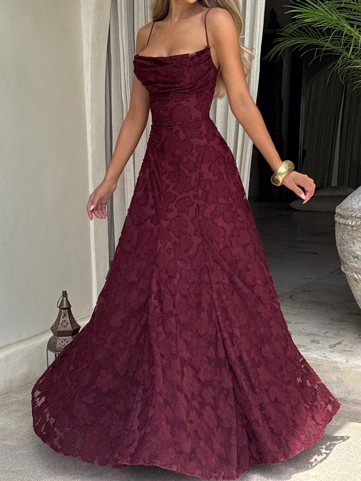 Elegante vestido largo de talle alto con tirantes