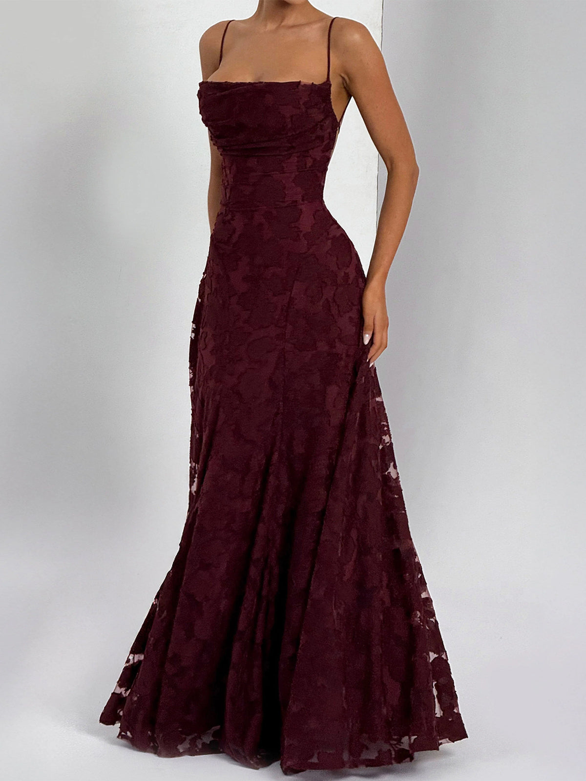 Elegante vestido largo de talle alto con tirantes