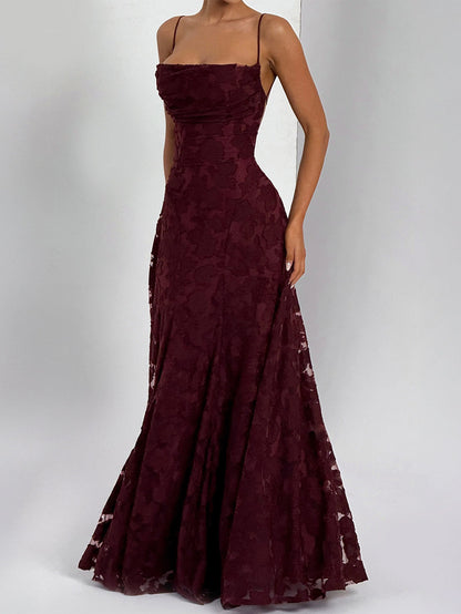 Elegante vestido largo de talle alto con tirantes