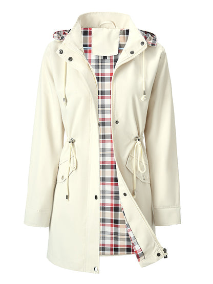 Cortavientos impermeable para mujer con forro a cuadros.