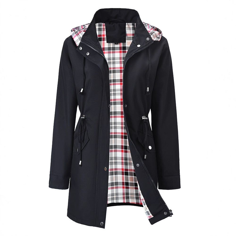 Cortavientos impermeable para mujer con forro a cuadros.