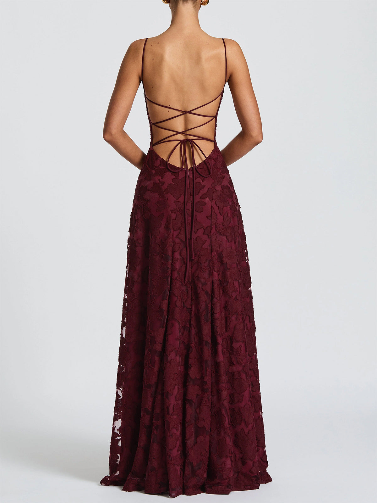 Elegante vestido largo de talle alto con tirantes