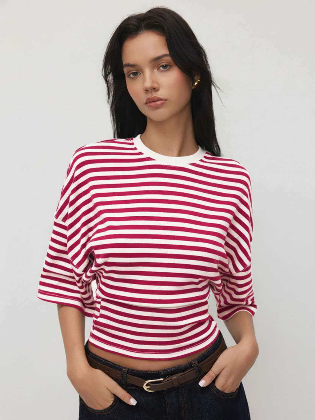 Camiseta de manga corta a rayas con cuello redondo