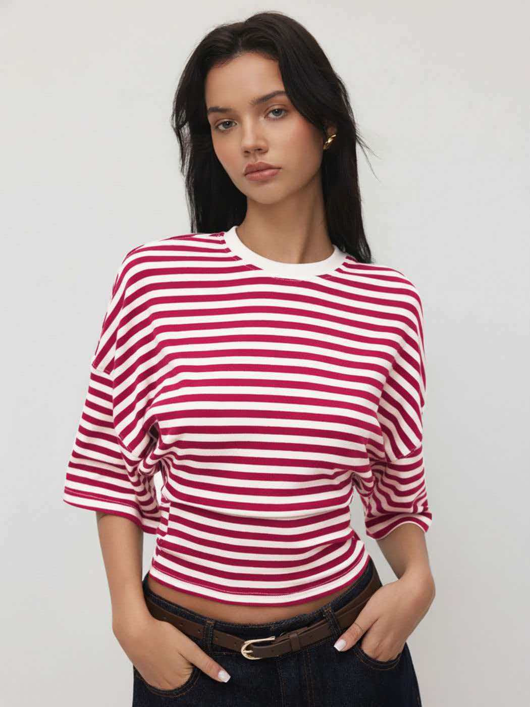 Camiseta de manga corta a rayas con cuello redondo