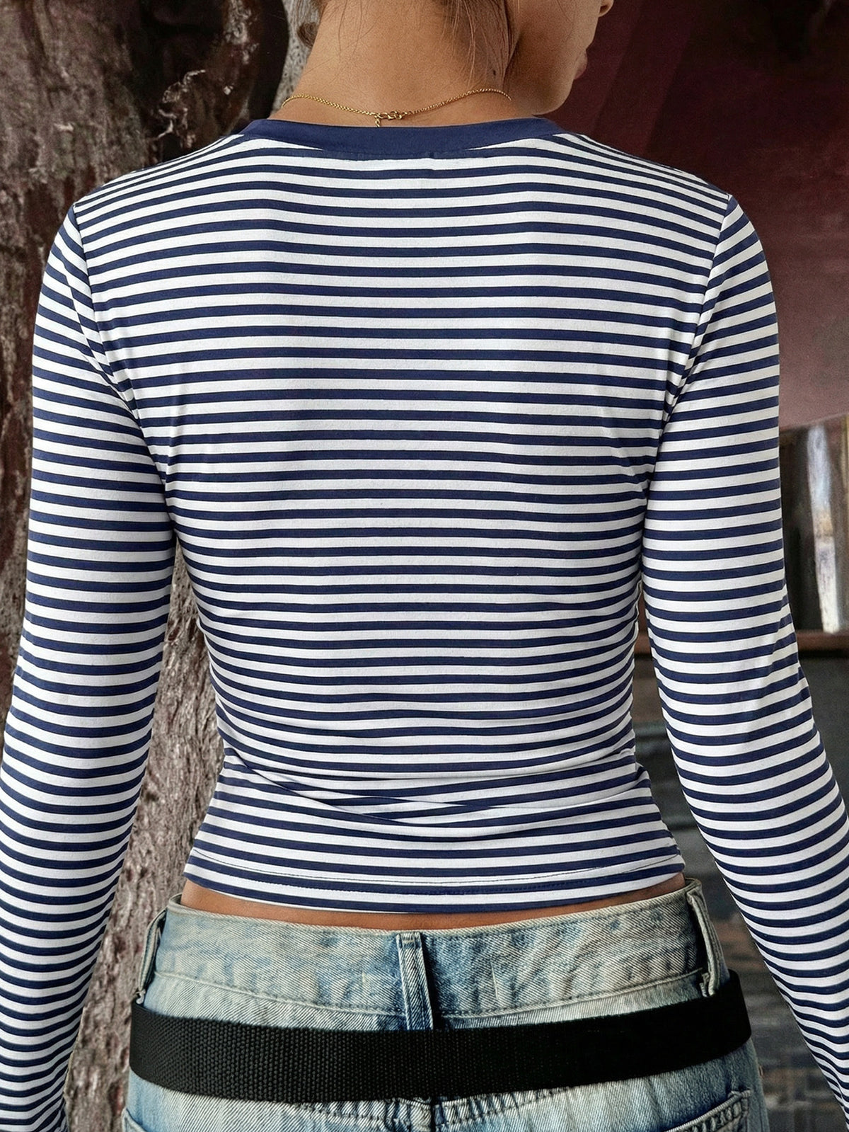 Camiseta de manga larga con cuello en V y corte ajustado