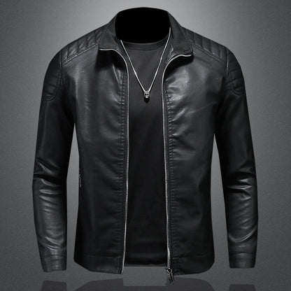 Chaqueta de cuero sintético para hombre con cuello alto y corte ajustado.