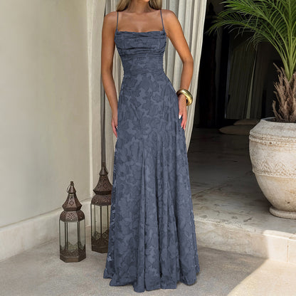 Elegante vestido largo de talle alto con tirantes