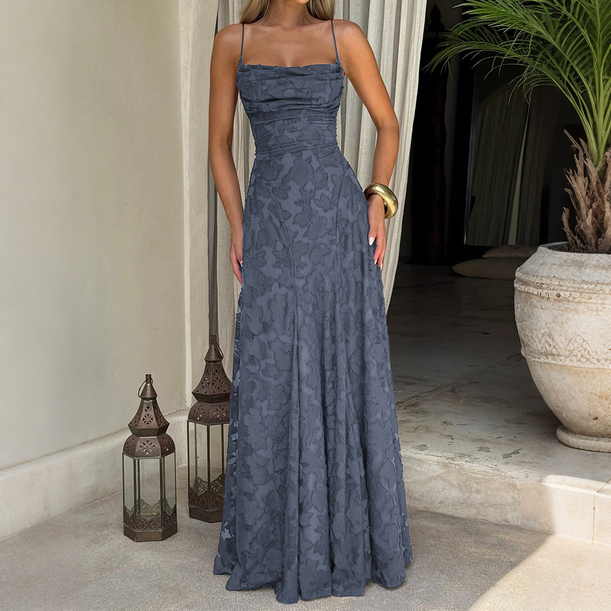 Elegante vestido largo de talle alto con tirantes