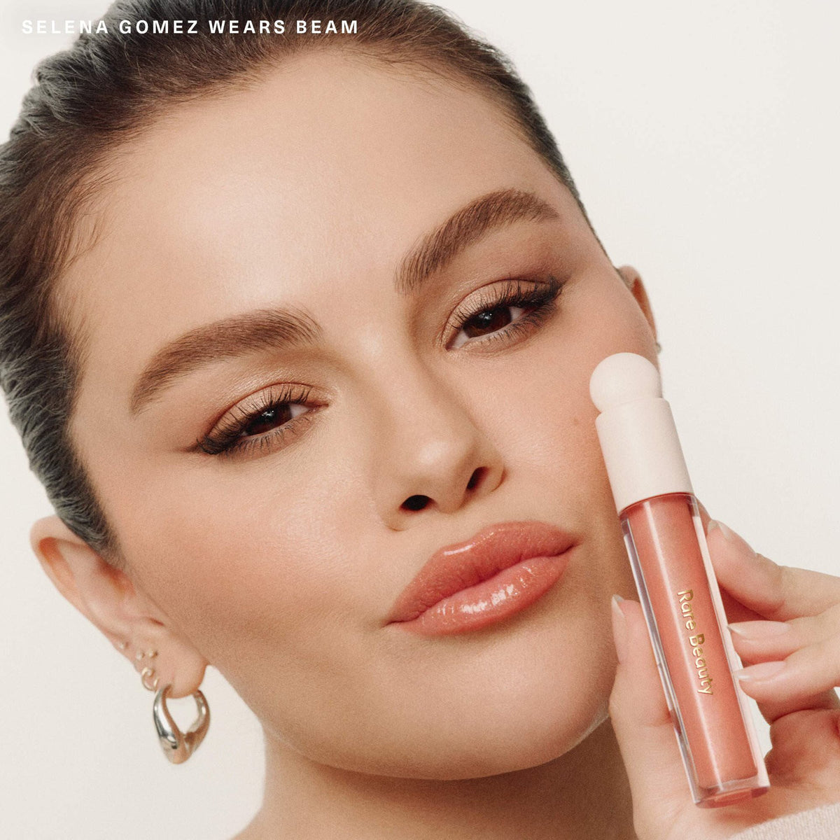 Brillo labial Rare Beauty Positive Light con destellos