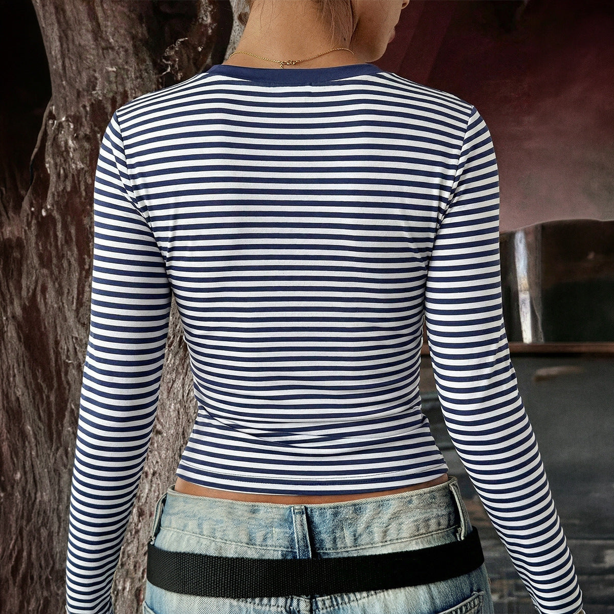 Camiseta de manga larga con cuello en V y corte ajustado
