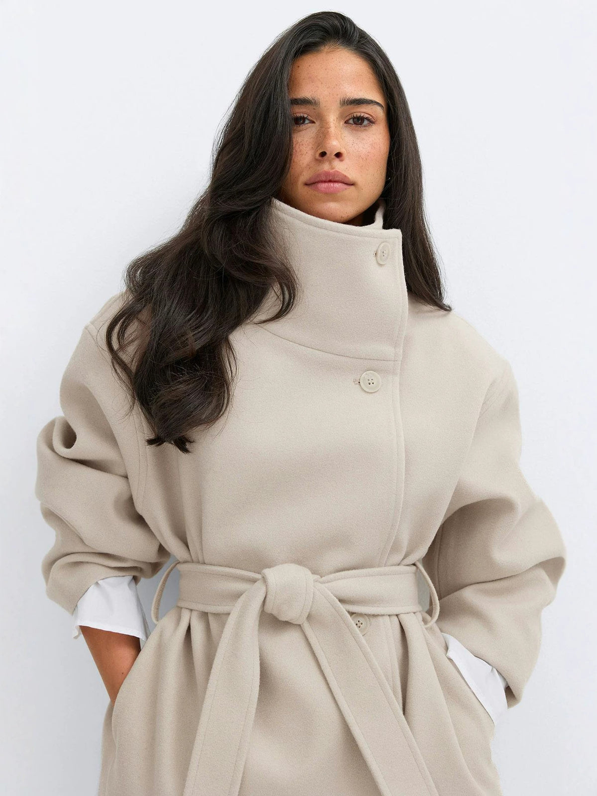 Abrigo de lana de doble cara con cuello alto.