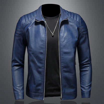 Chaqueta de cuero sintético para hombre con cuello alto y corte ajustado.