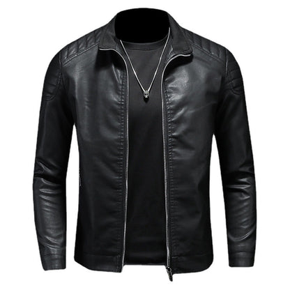 Chaqueta de cuero sintético para hombre con cuello alto y corte ajustado.