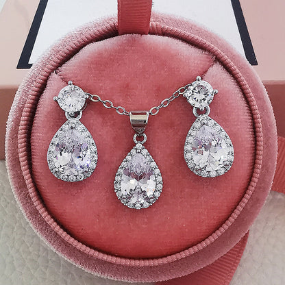 Conjunto de collar y pendientes de circonita