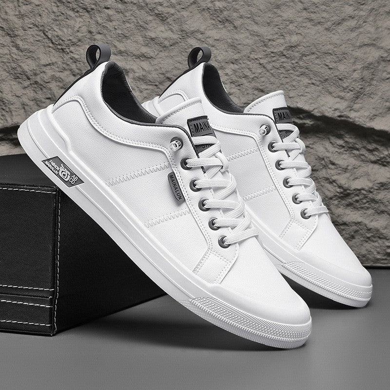 Tenis versátiles de suela blanda en blanco y negro.