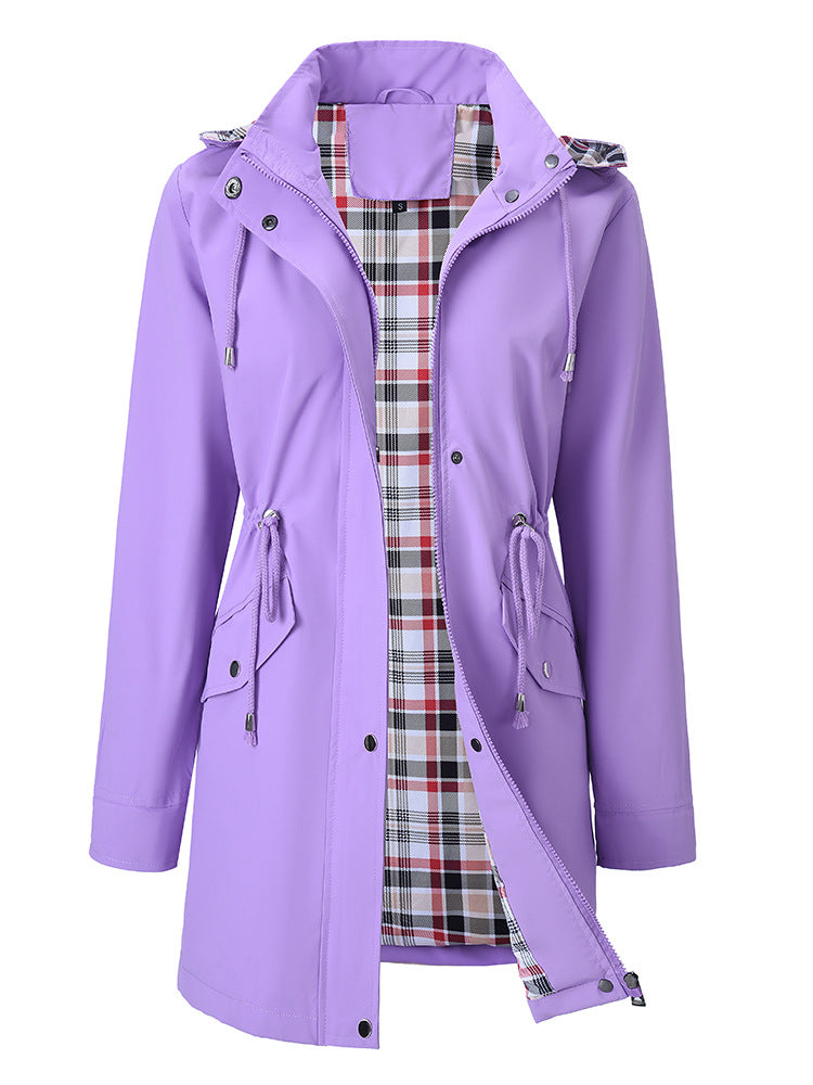 Cortavientos impermeable para mujer con forro a cuadros.