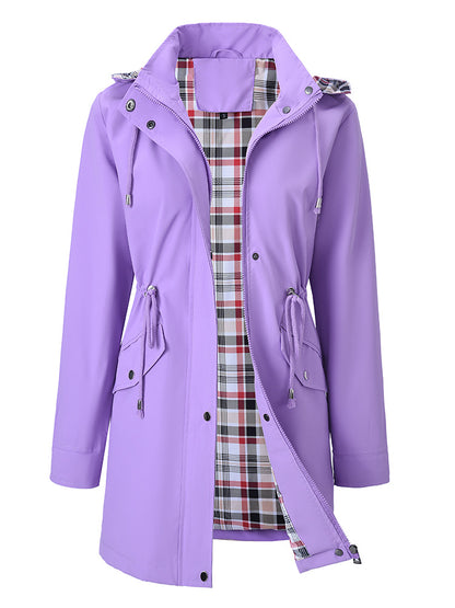 Cortavientos impermeable para mujer con forro a cuadros.