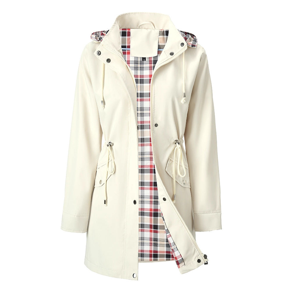Cortavientos impermeable para mujer con forro a cuadros.