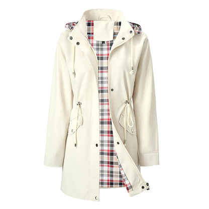Cortavientos impermeable para mujer con forro a cuadros.