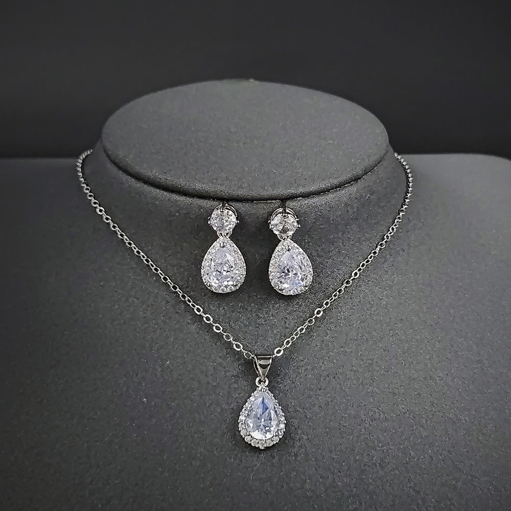 Conjunto de collar y pendientes de circonita