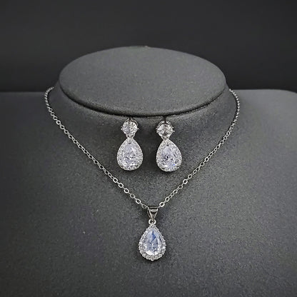 Conjunto de collar y pendientes de circonita