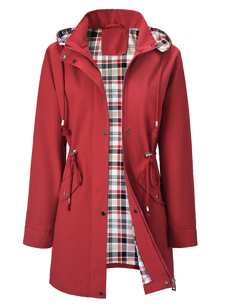 Cortavientos impermeable para mujer con forro a cuadros.
