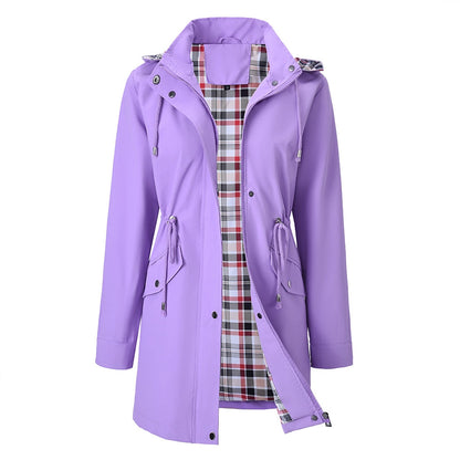 Cortavientos impermeable para mujer con forro a cuadros.