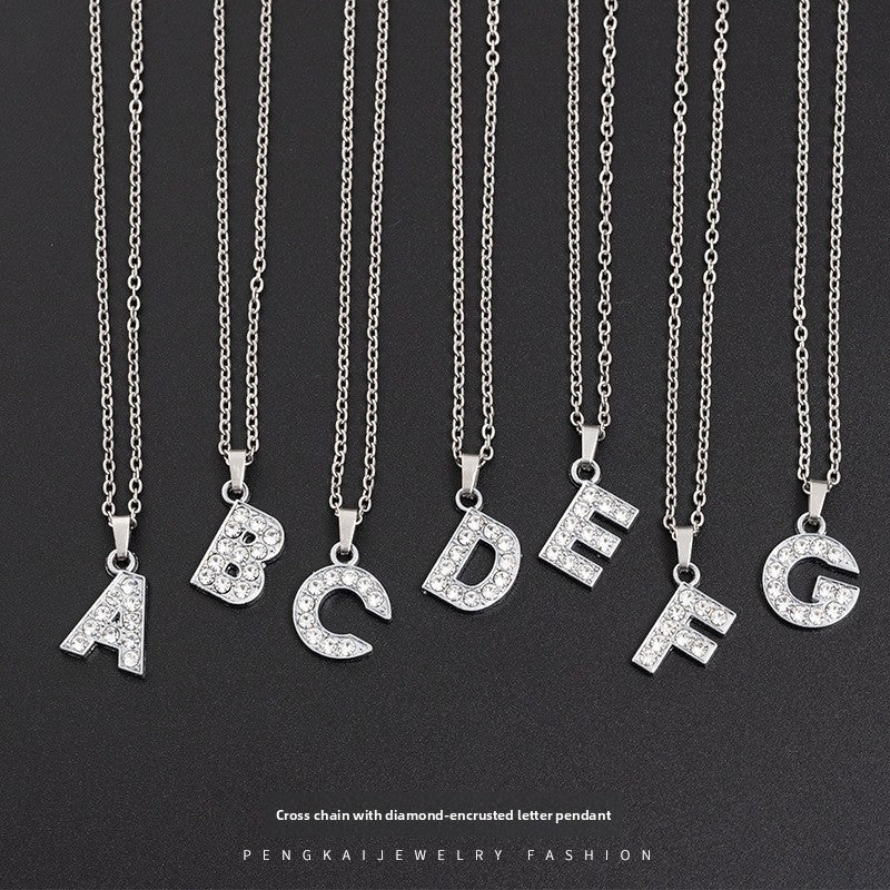 Collar con colgante de letra de acero inoxidable con incrustaciones de diamantes