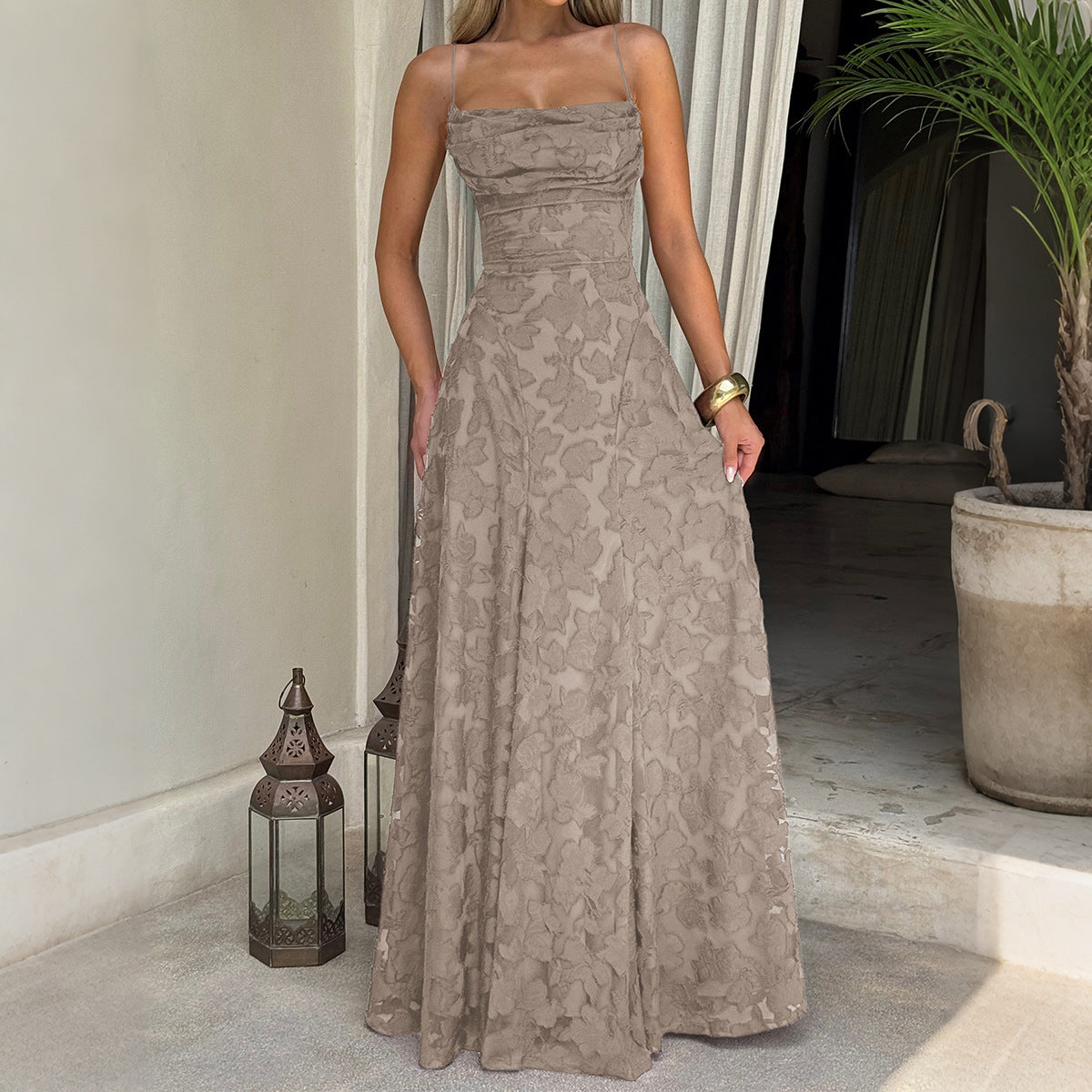 Elegante vestido largo de talle alto con tirantes