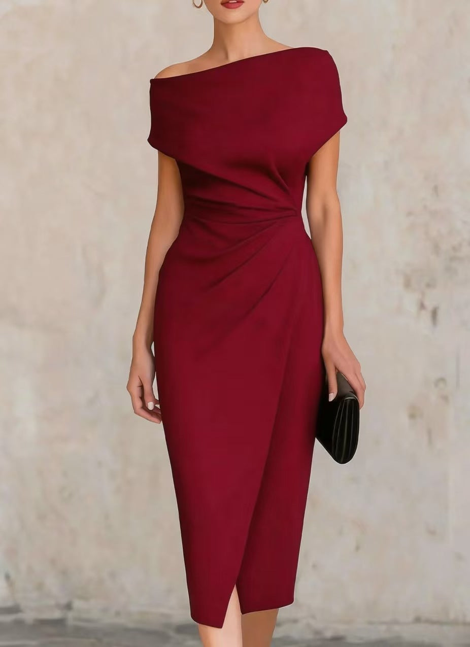 Vestido plisado con cintura y hombros descubiertos