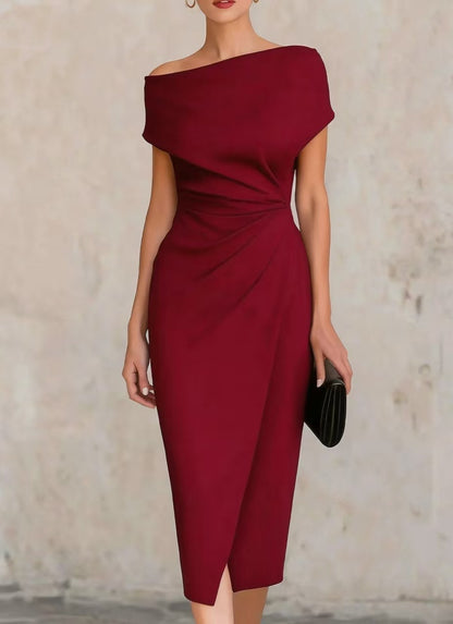 Vestido plisado con cintura y hombros descubiertos
