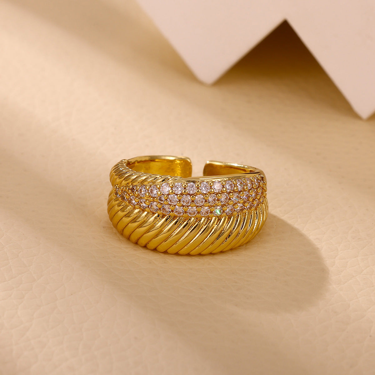 Anillo con diseño abierto