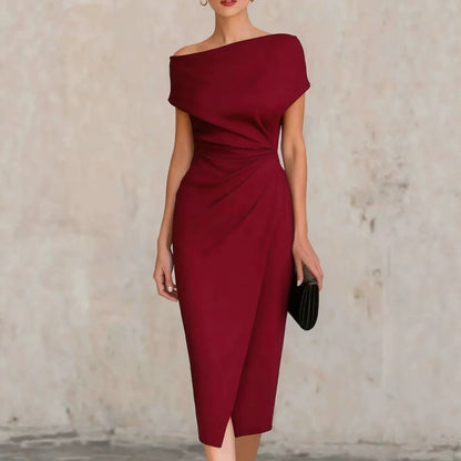 Vestido plisado con cintura y hombros descubiertos