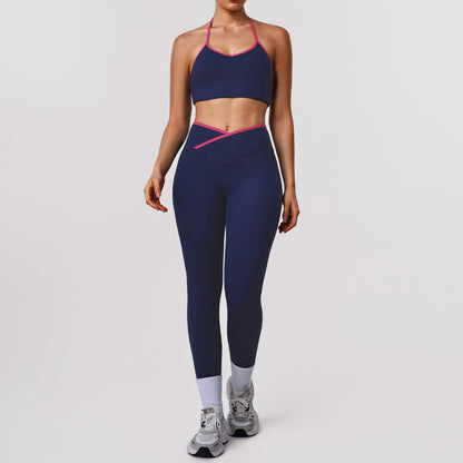 Conjunto de yoga de alta elasticidad con sujetador tipo halter y leggings.