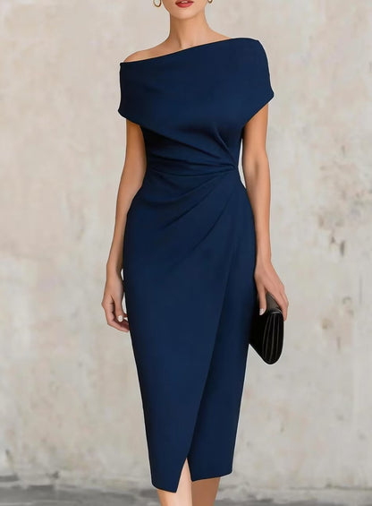 Vestido plisado con cintura y hombros descubiertos